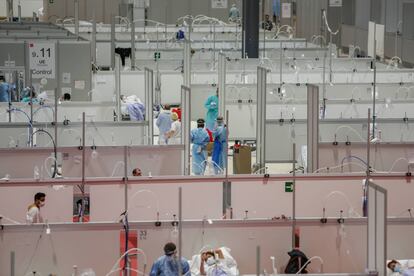 Uno de los tres pabellones de Ifema (Madrid) transformados en hospital durante el pico de la primera ola de coronavirus. Los tubos y cables llegan a los puestos de los pacientes a través del sistema de galerías subterráneas que proyectó en su construcción el arquitecto Jerónimo Junquera.