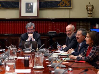 El presidente del Consejo General del Poder Judicial (CGPJ), Carlos Lesmes (c), durante el pleno de este jueves que ha aprobado el nombramiento de Dolores Delgado como fiscal general. 