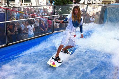 La campeona del mundo de Kite Surf subida en una ola en la calle de la Montera.