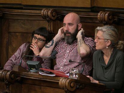 Els regidors de la CUP a Barcelona, Maria Rovira (esquerra), Josep Garganté i María José Lecha.