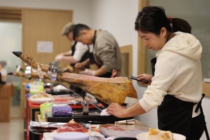 Aprendices de cortador de jamón en Pekín. Imagen cedida por Macro.