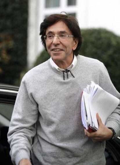 Elio di Rupo llega a la reunión en Bruselas.