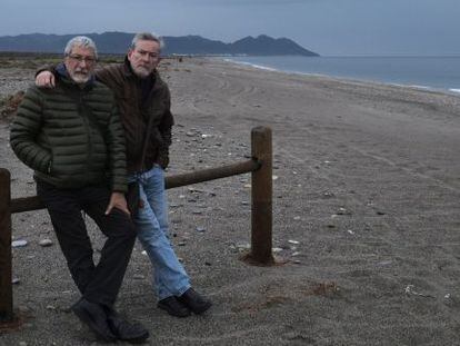 Ricardo (izquierda) y Luis de Frutos el pasado jueves en la playa almeriense donde fueron agredidos.