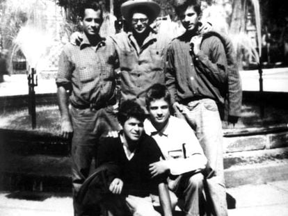 De pie, Jack Kerouac, Allen Ginsberg y Peter Orlovsky. Agachados, Gregory Corso y Lafcadio Orlovsky de vacaciones en Ciudad de México en 1956.