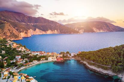 Atardecer con vistas al pueblo griego de Assos, en la isla de Ítaca.