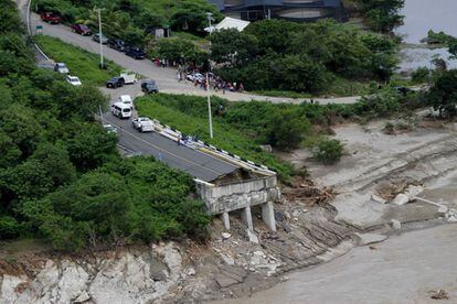 Un puente afectado este domingo en el Estado de Guerrero (México).