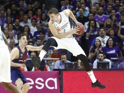 Luka Doncic en acción durante la final de la Copa del Rey de Baloncesto