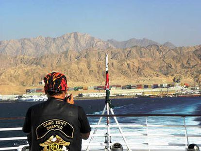 Un miembro del club de propietarios de Harley cruza el Mar Rojo desde Aqaba, Jordania