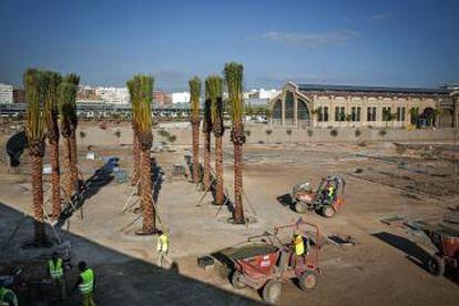 Trabajadores en el Parque Central de Valencia.