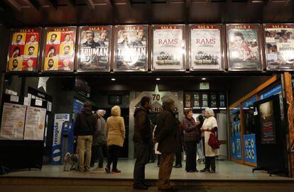 Espectadores frente a una sala de cine de Madrid.