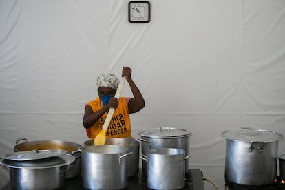 Un voluntario prepara comida para en el Santuario y Convento de Santo Antonio en Río de Janeiro, Brasil. El Servicio de Solidaridad Franciscana comenzó a ofrecer ayuda alimentaria en julio de 2020 en medio de la pandemia de COVID-19