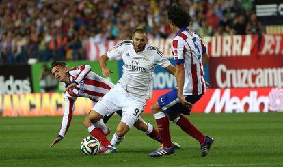 Benzema, entre Griezmann y Tiago.