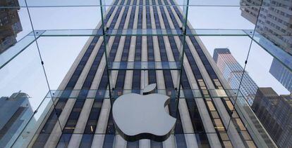 El Logo de Apple en la Quinta Avenida de Nueva York. EFE/Archivo