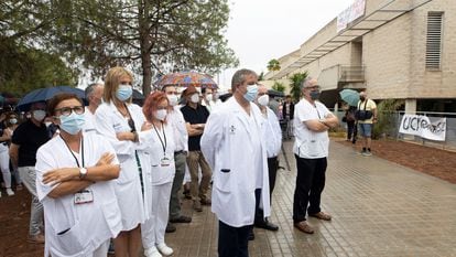 Protesta el 24 de agosto de sanitarios del hospital La Plana de Vila-real (Castellón) por el uso, autorizado por un juzgado, de una terapia no autorizada contra la covid.