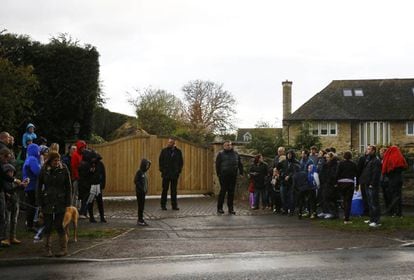 Aficionados del Leicester a las puertas de la casa de Vardy, donde los jugadores se habían reunido el domingo para ver el Chelsea-Tottenham.
