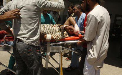 Uno de los palestinos heridos por un misil llega al hospital de Jan Yunis, en Gaza.