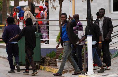 Varios de los migrantes que saltaron la valla.