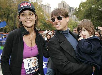 Katie Holmes, en la meta, con Tom Cruise y la pequeña Suri.