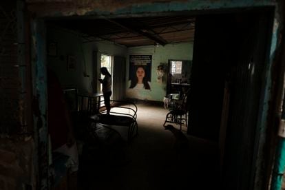 La fotografía de Nelly Martínez permanece en la sala de su casa en Cúcuta.