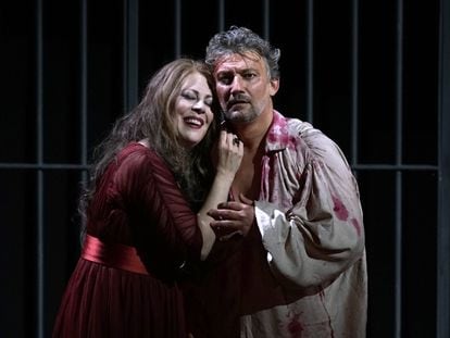 Sondra Radvanovsky y el tenor Jonas Kaufamann interpretando 'Tosca', de Giacomo Puccini, en el Teatro Real, durante una función en la que ambos han ofrecido un bis.