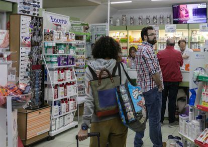 Un grupo de clientes hace cola en una farmacia del centro de Madrid. 