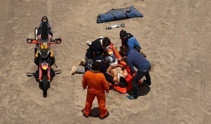 Sunderland es atendido por un equipo médico en San Juan de Marcona.