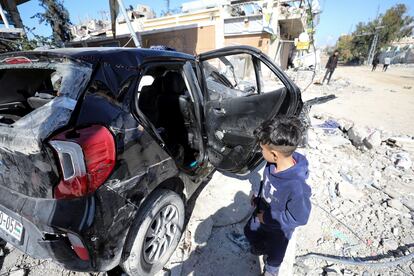 Un niño se acerca al coche del que fue rescatado el cadáver de Hind Rajab, de cinco años, en Ciudad de Gaza, el 10 de febrero.