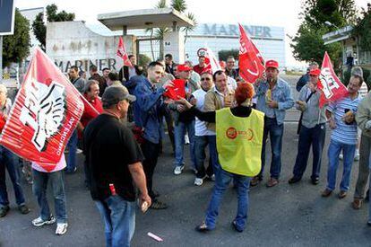 Un piquete informativo a las puertas del polígono industrial de Paterna (Valencia) a primera hora de la mañana.