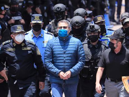 Policías custodian al expresidente hondureño Juan Orlando Hernández rumbo a su extradición, este jueves en Tegucigalpa.