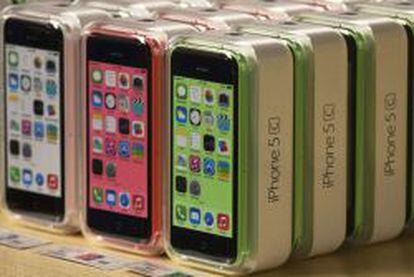 Los nuevos iPhone 5C est&aacute;n disponibles en varios colores.