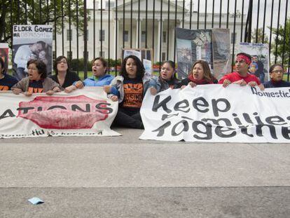 Manifestantes frente a la Casa Blanca para pedir el fin de las deportaciones.