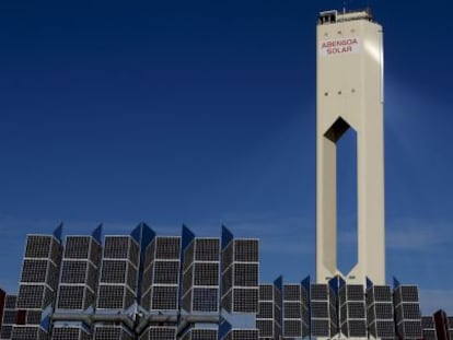 Planta de energ&iacute;a solar de Abengoa, en Sanl&uacute;car la Mayor (Sevilla).