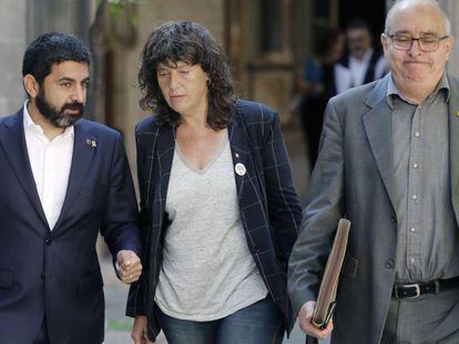 Teresa Jordà acompañada del consejero de Enseñanza, Josep Bargalló (a la derecha) y el de Trabajo, Chakir El Homrani