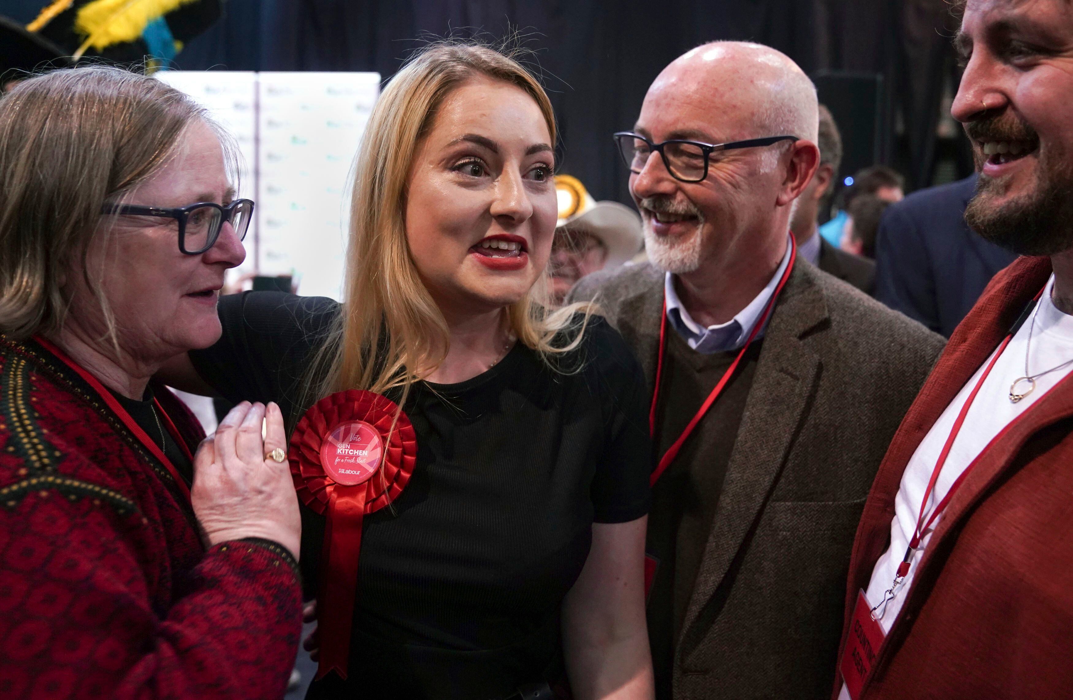 La laborista Gen Kitchen celebra con su familia la victoria en la circunscripción de Wellingborough, este viernes. 
