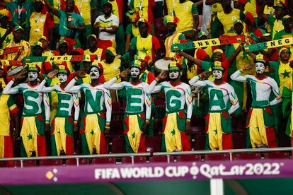 Aficionados de Senegal asisten al partido que enfrenta a su selección y la de Ecuador en el estadio Internacional Jalifa en Doha. 
