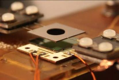 Los investigadores del MIT utilizan cristales fotónicos de tamaño nanométrico a modo de filtro previo superpuesto al panel solar.