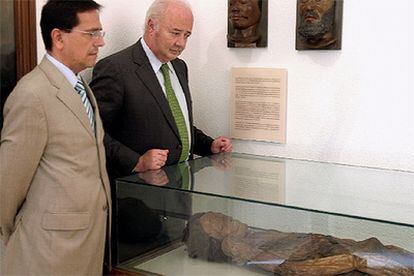 Ricardo Melchior (derecha) y el director insular de Cultura, Cristóbal de la Rosa, ante la momia guanche depositada en el Museo Nacional de Antropología de Madrid.