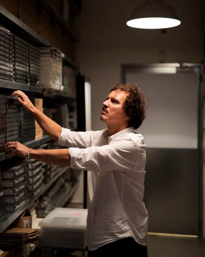 Benjamin Lindbergh, son of the photographer and head of his studio since 2016, in his archive.