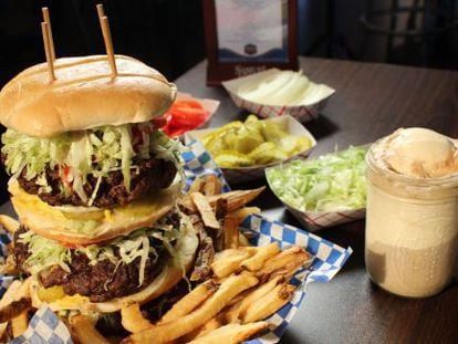 Hamburguesa, patatas fritas y salsas