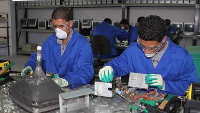 Dos alumnos del programa en plena reparación.