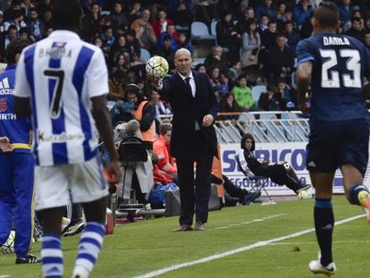 Zidane le ofrece el bal&oacute;n a Danilo.