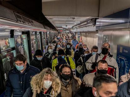 La red de metro es una perfecta coctelera de personas de toda clase y condición.