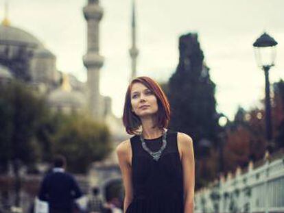 Una mujer, ante la Mezquita Azul de Estambul.