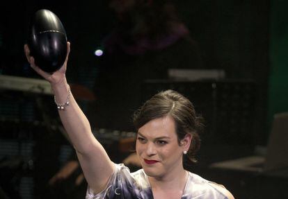 Daniela Vega con su premio a mejor actriz por su interpretación en 'Una mujer fantástica'.