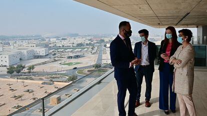 La ministra de Asuntos Exteriores visitó este miércoles Qatar tras pasar por Emiratos Árabes Unidos y Arabia Saudí. El objetivo, de marcado carácter económico, es atraer nuevas inversiones de cara a la recuperación tras la pandemia.