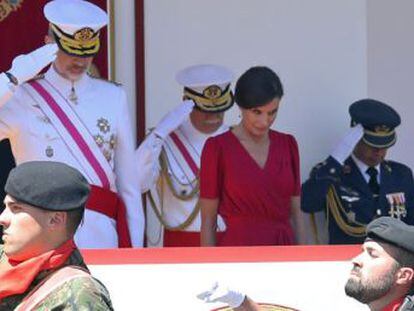 Miles de personas asisten en Sevilla al desfile del Día de las Fuerzas Armadas