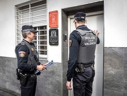 Dos policías locales de la Comisaría de Proximidad del Marítimo realizan inspecciones en bajos y pisos de Valencia el pasado mes de enero en Valencia.