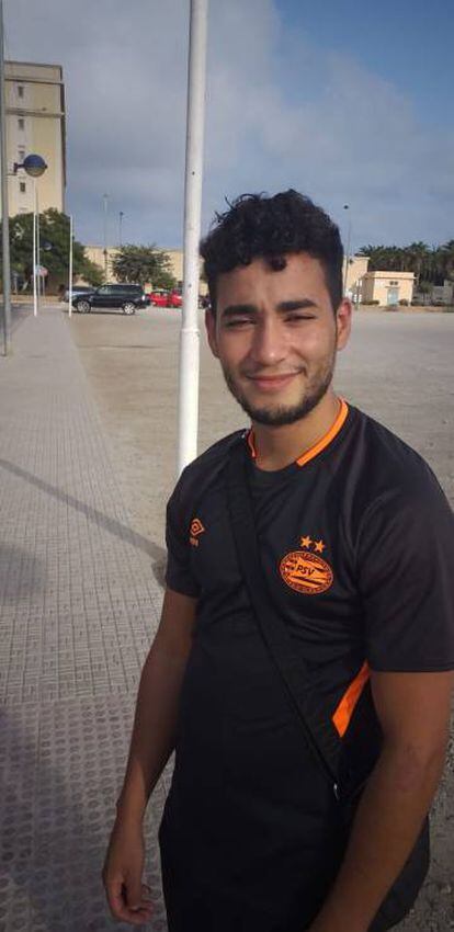 Ouisam Karim, en Melilla, tras recuperar su pasaporte.