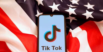 Fotomontaje con la aplicación de TikTok y la bandera estadounidense.