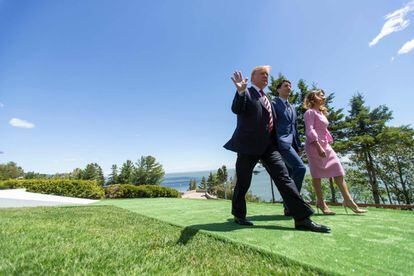 El presidente de los Estados Unidos Donald Trump (izquierda) acompañado del primer ministro de Canadá Justin Trudeau y su esposa Sophie Gregoire Trudeau, el 8 de junio de 208.